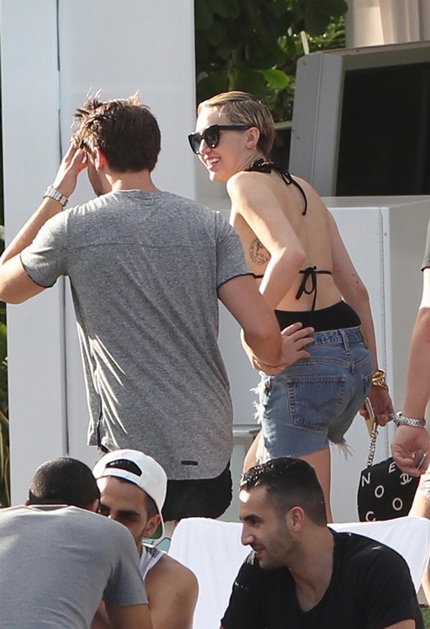 Miley Cyrus và con trai Arnold Schwarzenegger ngày càng quấn quýt - 4 Cặp tình nhân trẻ dính chặt lấy nhau khi xuất hiện gần khách sạn họ đang nghỉ.