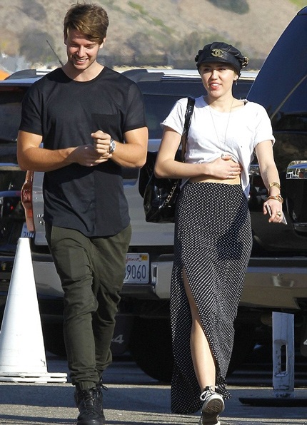 Miley Cyrus và con trai Arnold Schwarzenegger ngày càng quấn quýt - 1 Miley Cyrus (22 tuổi) và Patrick Schwarzenegger (21 tuổi) đang đi nghỉ cùng nhau tại Miami.