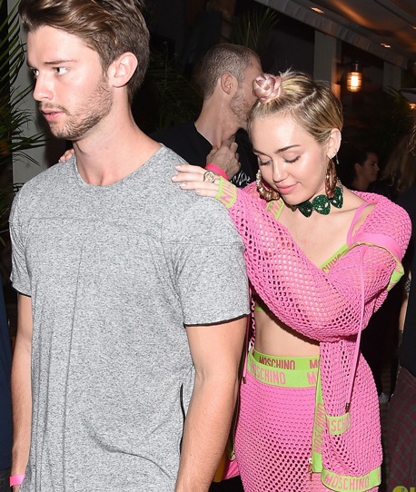 Miley Cyrus và con trai Arnold Schwarzenegger ngày càng quấn quýt - 6 Cô dẫn theo chàng bạn trai - Patrick Schwarzenegger