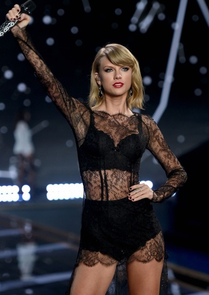 Hai màn trình diễn tuyệt vời của Taylor Swift tại Victoria's Secret show - 2 Hai màn trình diễn tuyệt vời của Taylor Swift tại Victoria's Secret show