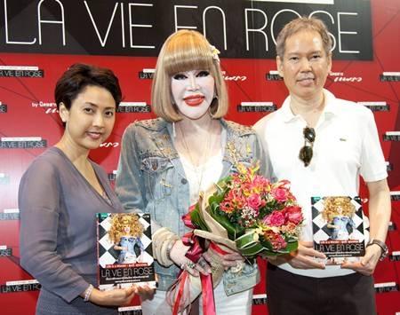 Khun Sumanee Guna-Kasem còn đam mê những bộ trang phục màu mè, diêm dúa không hợp tuổi.