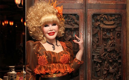 Khun Sumanee Guna-Kasem còn đam mê những bộ trang phục màu mè, diêm dúa không hợp tuổi.