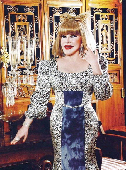 Khun Sumanee Guna-Kasem còn đam mê những bộ trang phục màu mè, diêm dúa không hợp tuổi.