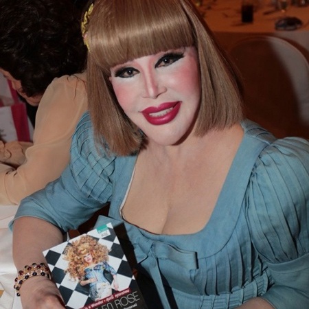 Khun Sumanee Guna-Kasem còn đam mê những bộ trang phục màu mè, diêm dúa không hợp tuổi.