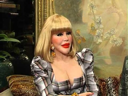 Khun Sumanee Guna-Kasem còn đam mê những bộ trang phục màu mè, diêm dúa không hợp tuổi.