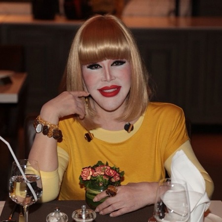 Khun Sumanee Guna-Kasem còn đam mê những bộ trang phục màu mè, diêm dúa không hợp tuổi.