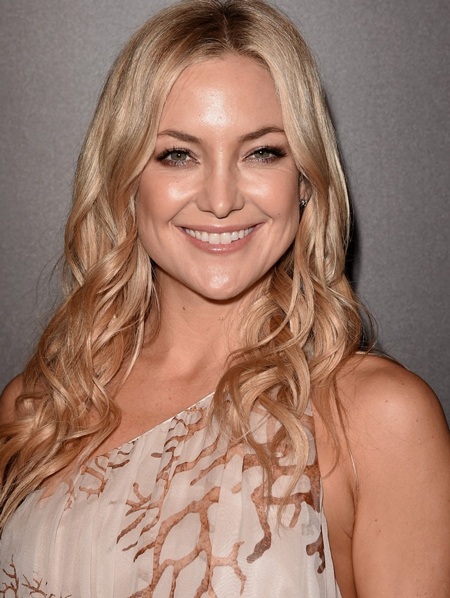 Jennifer Lopez sành điệu với bộ liền, Kate Hudson kiêu sa với đầm dạ hội - 5 Bà mẹ hai con thu hút giới truyền thông với phong cách thời trang vừa gợi cảm, vừa tinh tế.