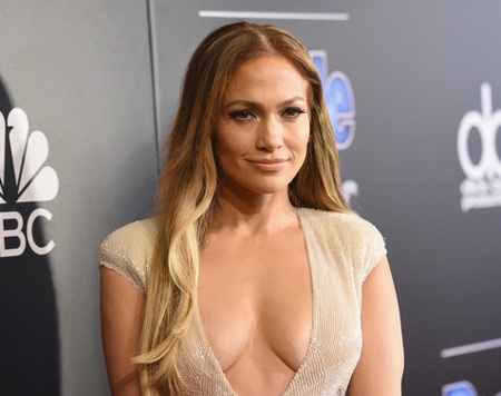 Jennifer Lopez sành điệu với bộ liền, Kate Hudson kiêu sa với đầm dạ hội - 4 Bà mẹ hai con thu hút giới truyền thông với phong cách thời trang vừa gợi cảm, vừa tinh tế.