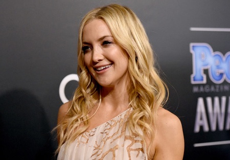 Jennifer Lopez sành điệu với bộ liền, Kate Hudson kiêu sa với đầm dạ hội - 8 Kate vừa tuyên bố hủy bỏ hôn ước với bạn trai sau 3 năm gắn bó.