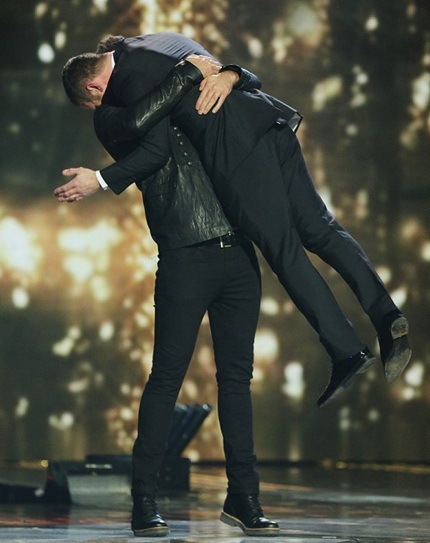 Tài xế xe tải trở thành quán quân X Factor Anh năm 2014 - 5 Ben bế bổng người dẫn chương trình khi biết mình là người chiến thắng.