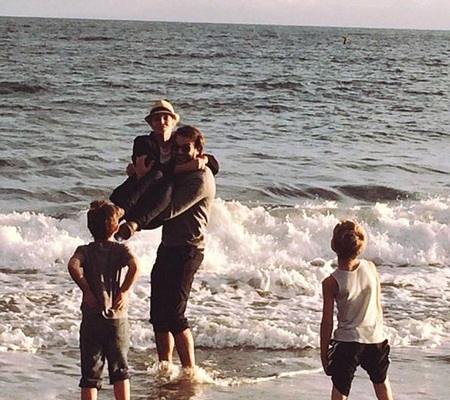 Charlie đi chơi cùng Britney và hai con trai riêng của cô.