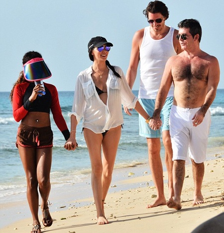 Bạn gái Simon Cowell khoe thân hình gợi cảm - 10 Lauren nắm tay Simon tình tứ khi đi dạo dọc bãi biển.
