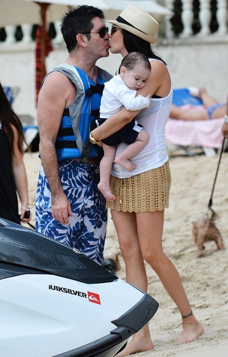 Bạn gái Simon Cowell khoe thân hình gợi cảm - 11 Lauren nắm tay Simon tình tứ khi đi dạo dọc bãi biển.