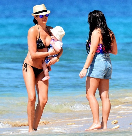 Bạn gái Simon Cowell khoe thân hình gợi cảm - 5 Lauren bế con trên tay và trò chuyện với một người bạn.