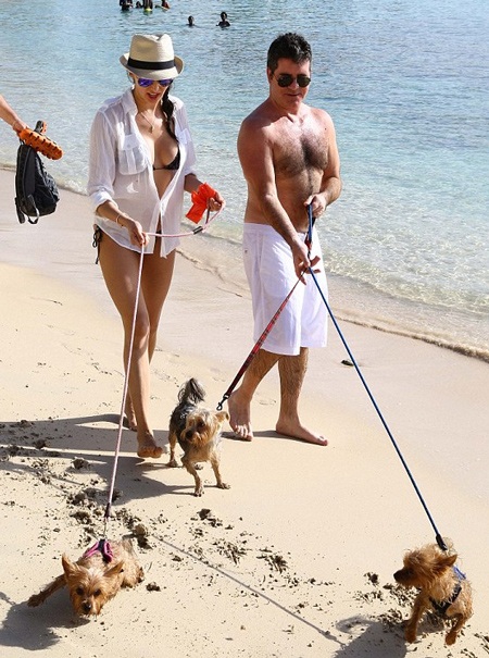 Bạn gái Simon Cowell khoe thân hình gợi cảm - 8 Lauren khoe đôi chân nuột nà và thon thả khi chạy dài trên cát trắng.