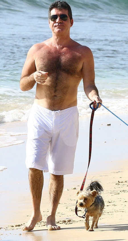 Bạn gái Simon Cowell khoe thân hình gợi cảm - 9 Lauren khoe đôi chân nuột nà và thon thả khi chạy dài trên cát trắng.