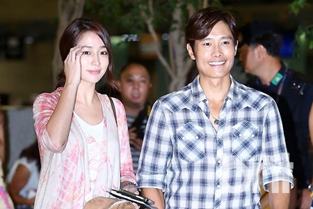 Vợ chồng Lee Byung Heon đang sống hạnh phúc tại Mỹ - 1 Lee Min Jung và Lee Byung Heon hiện đang sống hạnh phúc tại Mỹ.