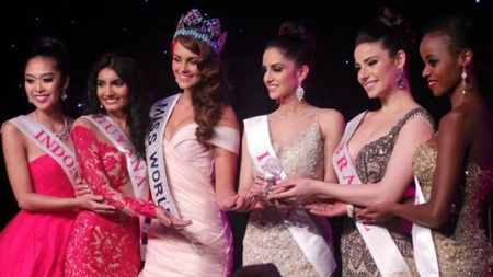 Xem lại đêm chung kết ấn tượng của Hoa hậu Thế giới - 36 Hoa hậu Thế giới Rolene Strauss chụp ảnh kỷ niệm cùng 5 Hoa hậu nhân ái của cuộc thi.