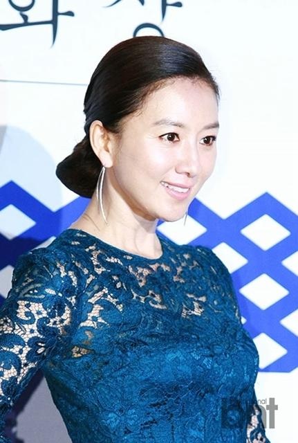 Mỹ nhân xứ Hàn mặc bạo tại lễ trao giải Rồng Xanh năm 2014 - 11 Nữ diễn viên Kim Hee Ae