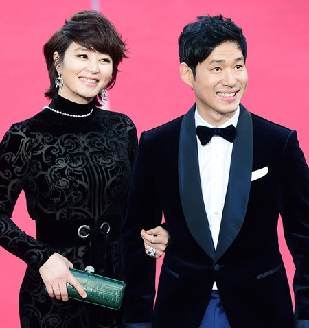 Mỹ nhân xứ Hàn mặc bạo tại lễ trao giải Rồng Xanh năm 2014 - 26 Kim Hye Soo (trái) kín đáo hơn thường lệ khi sánh đôi với Yoo Joon Sang