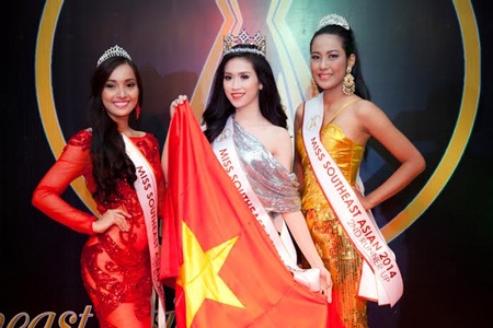 Vũ Trần Triều Thu giành danh hiệu Hoa Hậu Đông Nam Á - 3 Đại diện của Việt Nam tự hào ôm cờ tổ quốc trong giây phút đăng quang.