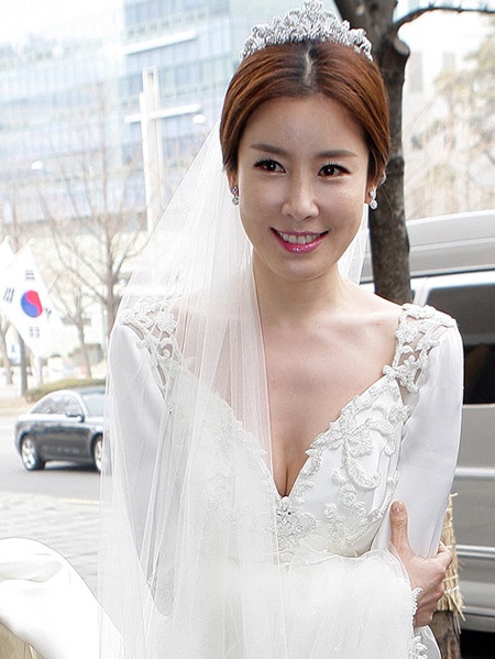 Năm 2014: Năm đại hỷ của làng giải trí châu Á - 10 Công chúa Lee Tae
Ran giấu kỹ chồng trong ngày cưới.