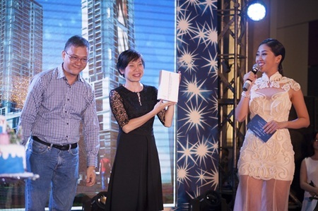 Hai khách mời đã may mắn nhận được quà tặng từ chương
trình