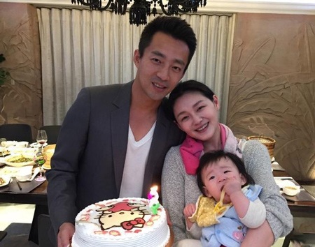 Từ Hy Viên đón Giáng sinh ngọt ngào bên chồng con - 1 Từ Hy Viên khoe ảnh mừng Giáng sinh và lễ đầy 8 tháng tuổi của con gái.