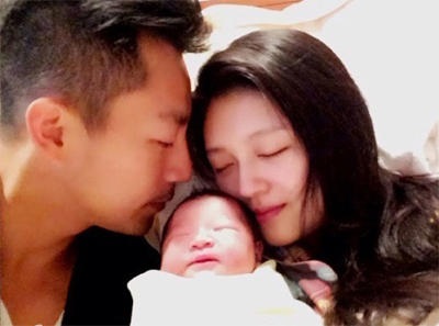 Từ Hy Viên đón Giáng sinh ngọt ngào bên chồng con - 3 Từ Hy Viên và Uông Tiểu Phi hạnh phúc gấp nhiều từ khi con gái chào đời.