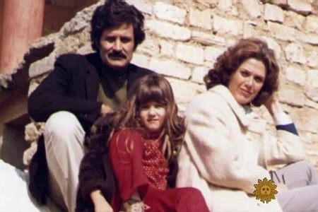 Jennifer bên bố mẹ ruột