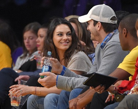 Mila Kunis và Ashton Kutcher đã cưới? - 1 Mila Kunis và Ashton Kutcher trốn con đi chơi riêng hồi cuối tuần vừa rồi.