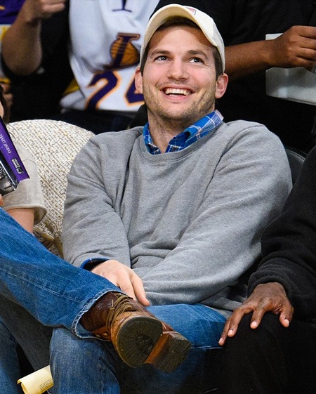Mila Kunis và Ashton Kutcher đã cưới? - 2 Ashton Kutcher trông vô cùng hạnh phúc khi ở bên Mila Kunis.