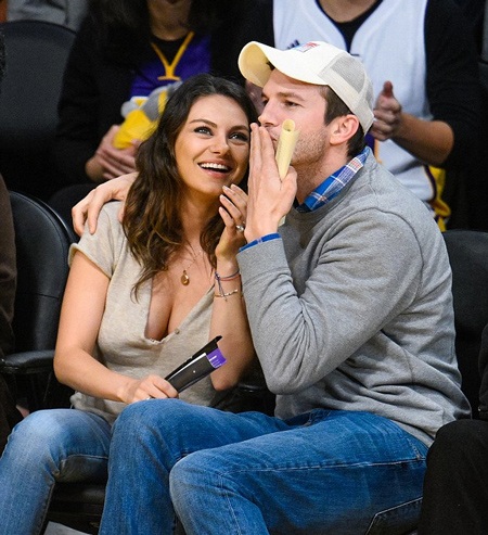 Mila Kunis và Ashton Kutcher đã cưới? - 3 Ashton Kutcher trông vô cùng hạnh phúc khi ở bên Mila Kunis.