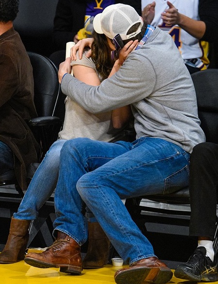 Mila Kunis và Ashton Kutcher đã cưới? - 4 Mila và Ashton tranh thủ khóa môi tại sân vận động