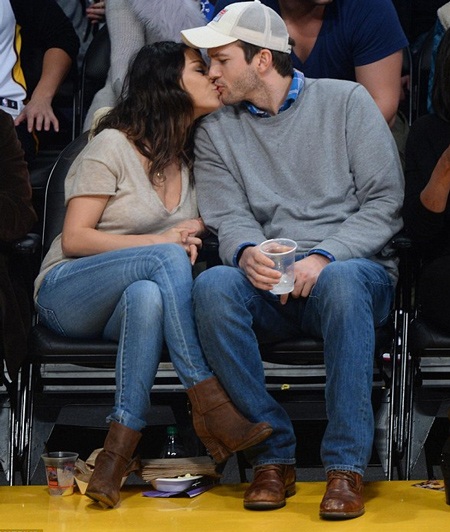 Mila Kunis và Ashton Kutcher đã cưới? - 5 Cặp đôi đã đính hôn được 1 năm nay và có một cô con gái 2 tháng tuổi.