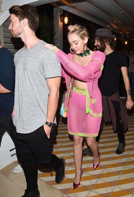 Miley Cyrus bị mẹ bạn trai “cấm cửa” - 3 Miley và Patrick đã hò hẹn 3 tháng nay.