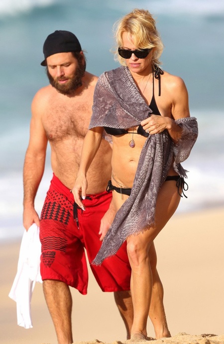Diện bikini nóng bỏng, “bom sex” Pamela Anderson hạnh phúc bên chồng - 1 Diện bikini nóng bỏng, “bom sex” Pamela Anderson hạnh phúc bên chồng