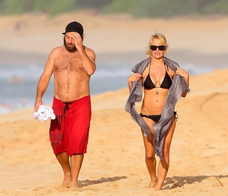 Diện bikini nóng bỏng, “bom sex” Pamela Anderson hạnh phúc bên chồng - 3 Diện bikini nóng bỏng, “bom sex” Pamela Anderson hạnh phúc bên chồng