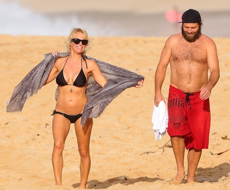 Diện bikini nóng bỏng, “bom sex” Pamela Anderson hạnh phúc bên chồng - 4 Diện bikini nóng bỏng, “bom sex” Pamela Anderson hạnh phúc bên chồng