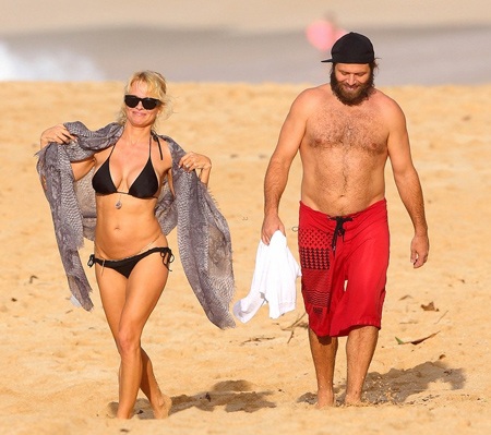 Diện bikini nóng bỏng, “bom sex” Pamela Anderson hạnh phúc bên chồng - 5 Diện bikini nóng bỏng, “bom sex” Pamela Anderson hạnh phúc bên chồng