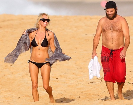 Diện bikini nóng bỏng, “bom sex” Pamela Anderson hạnh phúc bên chồng - 9 Quả bom sex Pamela đã có hai đứa con nhưng trông cô luôn hấp dẫn và trẻ trung.