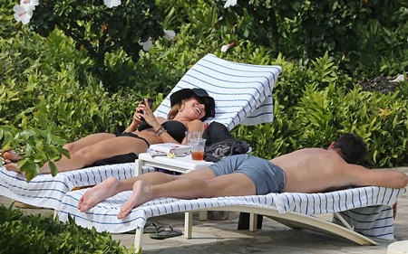 Sofia nằm sưởi nắng và đọc sách bên bạn trai lực lưỡng.
