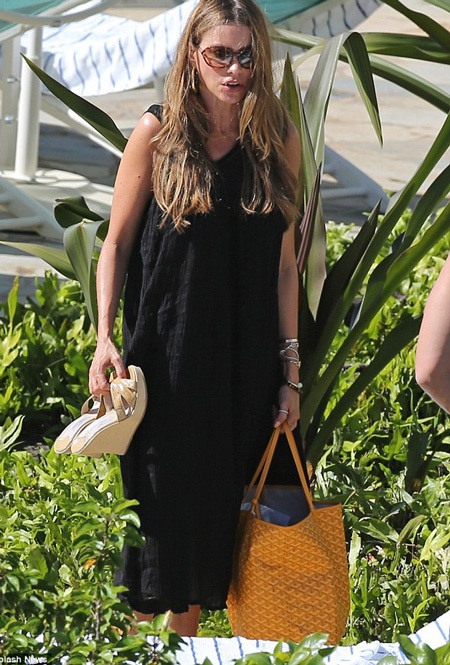 Sofia nằm sưởi nắng và đọc sách bên bạn trai lực lưỡng.