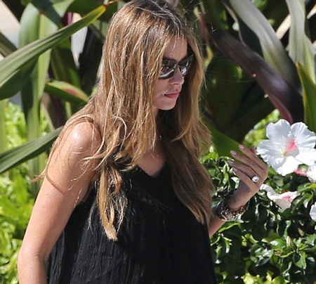 Chiếc nhẫn kim cương to bự luôn sáng lấp lánh trên ngón tay áp út của Sofia những ngày gần đây.