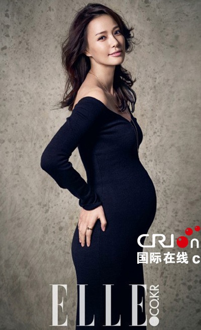 Bà mẹ trẻ chụp ảnh cho tạp chí Elle, số tháng 1/2015.