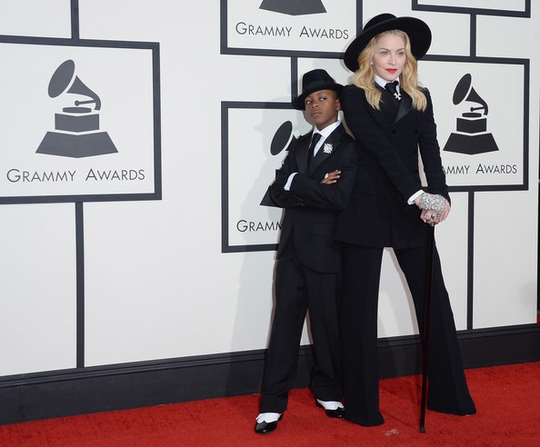 Mẹ con Madonna mặc đồ vest đôi khi tới dự lễ trao giải Grammy năm 2014