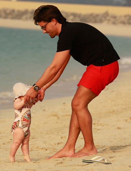 Con gái tỉ phú khoe dáng như người mẫu trên bãi biển - 6 Chồng của Tamara tỏ ra là một ông bố chu đáo. Anh giúp vợ chăm sóc và trông con.