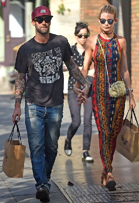 Behati Prinsloo hé lộ về cuộc sống lứa đôi với "người đàn ông gợi tình nhất thế giới" - 2 Behati Prinsloo và ông xã Adam Levine đã kết hôn được 4 tháng.