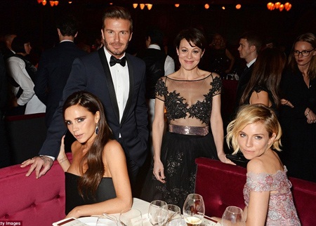 Vợ chồng David ngồi cùng bàn tiệc với nữ diễn viên