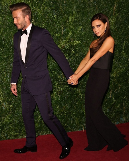Vợ chồng David Beckham nắm tay tình tứ trên thảm đỏ
